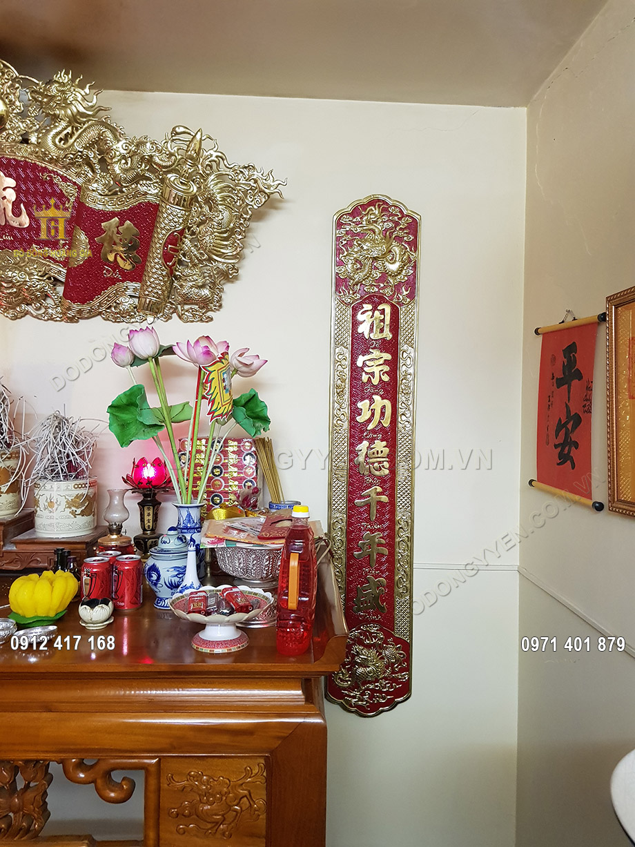 Ngo&agrave;i d&ugrave;ng để trang tr&iacute; th&igrave; đ&ocirc;i c&acirc;u đối n&agrave;y c&ograve;n ca ngợi c&ocirc;ng đức của d&ograve;ng họ, gia tộc